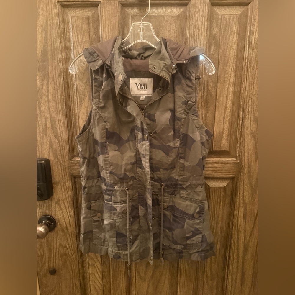YMI Camo Utility Vest Hooded Sleeveless Jacket Size M Lightweight Army Green